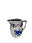 Cremeira de porcelana alemã azul e branco, com filetação a ouro, decoração floral e marcada no fundo. -dim- 12cm A.