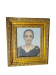 Vistoso porta-retratos da década de 30, de madeira nobre finamente esculpida, com decoração relevada e filetada a ouro. Acompanha foto antiga. -dim- 30x33x4cm
