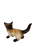 Goebel - Belíssima escultura de porcelana alemã, ricamente policromada, representando gato siamês, superexpressivo e detalhado. -dim- 22x8x16cm.