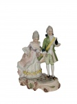 Maravilhoso conjunto escultórico no estilo rococó, da virada do séc. XIX para o XX, representando casal de nobres em cena galante, item marcado e numerado na base. -dim- 18cm A.