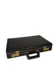 Maleta fichário produzida em material sintético na cor preta, com fechadura de segredo e alça para transporte — peça funcional para acomodar fichas de poker ou objetos pequenos Marcas do tempo. -dim- 47x30x10cm.