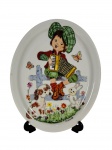 Schmidt | Prato decorativo em porcelana da manufatura Schmidt representando menino tocando sanfona rodeado de animais, assinado Arnaldo. Possui pequeno bicado. Marcas do tempo. -dim- 20x26cm.