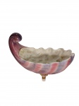 Exuberante Centro de mesa produzido em porcelana esmaldata em tons róseos  no formato de cornucópia, peça estonteante com linhas clássicas. marcas do tempo -dim- 38x20x24cm.