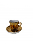 PAC | Pequena xícara em porcelana portuguesa com friso dourado, acompanha pires. Lote 1/3. Marcas do tempo. -dim- xícara 4cm A / pires 7cm D.