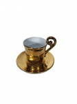 PAC | Pequena xícara em porcelana portuguesa  com friso dourado, acompanha pires. Lote 2/3. Marcas do tempo. -dim- xícara 4cm A / pires 7cm D.