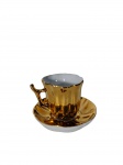 PAC | Pequena xícara em porcelana portuguesa com friso dourado, acompanha pires. Lote 3/3. Marcas do tempo. -dim- xícara 4cm A / pires 7cm D.