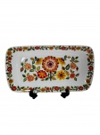 Schmidt | Travessa média retângular produzida  em porcelana com flores no centro e nas botdas , rica policromia . -dim- 18x15cm.