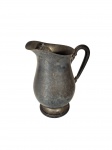 Jarra antiga em metal espessurado a prata, com alça ornamentada. Precisa de novo banho. Marcas do tempo. -dim- 21cm A.