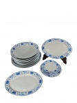 Conjunto de porcelana chinesa com decoração floral em azul sobre fundo branco, composto por 7 travessas circulares de 32cm D, 2 travessas de 36cm D, 2 travessas ovais de 34x25cm, 1 prato raso de jantar e 4 pratos de sobremesa — conjunto amplo e elegante. Marcas do tempo.