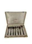Bellini | Conjunto de 7 colheres espessuradas a prata 90 da marca Bellini, apresentadas em caixa de madeira. Marcas do tempo. -dim- 25x19x3cm.