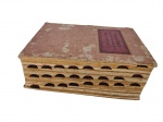 Webster`s Comprehensive Encyclopedic Dictionary — volume de referência em inglês, peça clássica para bibliófilos. Marcas do tempo. -dim- 18x26x10cm.