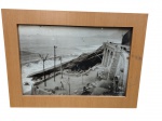 Arquivo Geral da Cidade do Rio de Janeiro | Estrutura em madeira que porta 2 impressões fotográficas históricas da Avenida Niemeyer (Gruta da Imprensa), uma em cada lado. Marcas do tempo. -dim- 70x70x4cm.