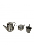 Conjunto composto por 1 bule, 1 leiteira e 1 açucareiro em aço inox, acompanhado de pequeno pilão em alumínio. -dim- bule 14cm de altura.