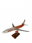 Smiles | Avião miniatura Boeing 737-800 da companhia Gol/Smiles, produzido em plástico rígido com base de madeira. -dim- 37x33x20cm.