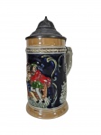 Ceramarte | Tankard `Mefisto` em cerâmica com cena clássica em relevo policromado e tampa articulada em estanho. -dim- 14cm de altura.