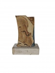 F.T. | Escultura em pedra natural com motivo de violino, assinada FT, sobre base de mármore. -dim- 16cm de altura.