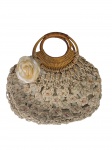 Bolsa em palha trançada com alças em madeira (bambu), adornada com flor e detalhes brilhantes, forro interno e fecho magnético. -dim- 35x37cm.