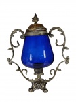 Bellini | Vaso em vidro na cor azul, com tampa e suporte vazado em metal espessurado a prata, marca Bellini. Necessita de reparos. -dim- 37cm de altura.