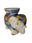 Belissima escultura de elefante de porcelada pintado a mão com detalhes em revelo -dim- 45x22x40