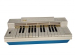 Hering - Mini orgão elétrico produzido em plástico, acompanha caixa original funcionando, pilha grande, sem garantias futuras. -dim- 25x20x18