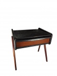 Cimo - Magnífica mesa lateral, produzida em madeira  com tampo na cor preto e pés em madeira , marcas do tempo  - dim - 50x38x50