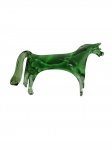 Escultura produzida em vidro artistico com técnica de sopro na cor verde representando cavalo. -dim - 14x4x8cm