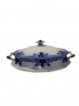 Jhonson Bros | Antiga sopeira inglesa produzida em porcelana no padrão `Royston, azul e branco. -dim- 30x20x13cm.