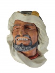 Bossons Chalkware | Cabeça para pendurar fabricada pela renomada empresa londrina estinta em 1999 reresentando um sheik em rica policromia. Marcas do tempo. -dim 16x9x17cm.