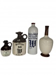 Lote com 4 Garrafas de cerâmica colecionáveis sendo 2 Steinhäge, uma aguardente e outra com selo, apresentando formatos e tamanhos distintos com rótulos decorativos em tipografia clássica. -dim- 27cm A (maior) / 12cm A (menor).