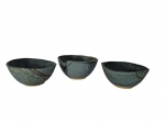 José Ricardo Homem - Conjunto de 3 bowls em cerâmica artesanal esmaltada, assinados pelo ceramista.  Apresentam esmalte em tons de azul-esverdeado com pinceladas expressionistas em ocre. -dim- 15cm D.