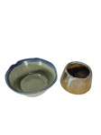 Lote com 1  bowls e um porta vela em cerâmica artesanal esmaltada, assinados pelo ceramistas José Ricardo Homem e Altair , apresentam esmalte em tons terrosos e azulados com acabamento rústico e orgânico. -dim- 16cm D.