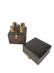 Franzi | Estojo para perfumes da marca fabricado em couro texturizado, contém 5 frascos internos com tampa externa em metal dourado e tampa interna em vidro fosco rosqueado  -dim- 10x10x12cm.