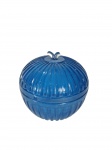 Esberard | Maçã decorativa fabricada em vidro na cor azul, com nervuras helicoidais em relevo e pequeno elemento floral no topo, contem pequena rachadura , peça no estado. -dim- 15cm D.