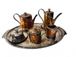 Prata 90 - Charmoso conjunto de chá espessurado a prata composto por ampla bandeja e leiteira , marcado no fundo  peças de grande potencial decorativo que necessitam de novo banho. Marcas do tempo. -dim- bandeja 53x37cm / leiteira 11cm A.
