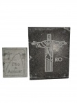 Pedra-sabão | Lote composto por 2 placas decorativas em pedra com representações de pontos turísticos do Rio de Janeiro: Cristo Redentor gravado em pedra pão de açúcar e Pão de Açúcar gravado em pedra sabão. -dim- 12x15cm (menor) / 20x25cm (maior).