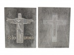 Pedra-sabão | Lote composto por 2 placas decorativas em pedra-sabão com representações do Rio de Janeiro: Cristo Redentor no Corcovado e crucifixo em relevo. -dim- 20x25cm.