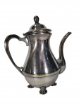 Eberkoc | Bule em metal prateado prata 90 da marca Eberkoc, com alça e bico curvo, tampa com puxador esférico e detalhes ornamentais em alto-relevo. -dim- 23cm A.