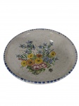Tigela produzida em porcelana com motivos florais policromados — rosas, margaridas e outras flores — sobre fundo branco craquelado, com borda pontilhada em azul. -dim- 28cm D.