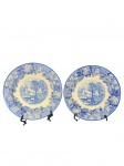 Enoch Woods | Par de pratos rasos  decorativos produzidos em faiança inglesa representando a clássica `Cena Inglesa`, com riquíssima decoração em azul cobalto típica da manufatura do século XIX. Apresentam fios de cabelo. Marcas do tempo. -dim- 23cm D.