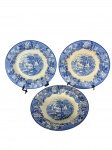 Enoch Woods | Trio de pratos fundos decorativos produzidos  em faiança inglesa representando a clássica `Cena Inglesa`, com primorosa decoração em azul cobalto. 1 apresenta bicado, todos com fios de cabelo. Marcas do tempo. -dim- 23cm D.