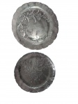 Par de pratos para bolo em vidro decorado com relevos florais e vegetais de aspecto refinado. Marcas do tempo. -dim- 30cm D (maior) / 27cm D (menor).