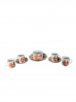 Renner | Peças para reposição para serviço de café e chá produdizo em porcelana composto por 4 xícaras e 2 pires para café e  1 xícara e seu respecitvo pires para chá, com decoração de cena típica inglesa. Marcas do tempo. -dim- pires maior 15cm D / menor