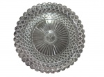 Esplêndido prato para bolo em grosso vidro com rica decoração em relevo, peça de destaque para qualquer mesa posta. Marcas do tempo. -dim- 35cm D.
