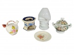 Charmoso lote com 45 objetos decorativos diversos em cerâmica ou porcelana: 1 vaso, 1 pires, 1 açucareiro e 1 bule decorativo.Marcas do tempo. -dim- 17cm A (maior) / 10cm A (menor).