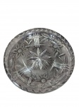 Majestosa travessa redonda produzida em cristal lapidado com brilho extraordinário com acabamento requintado. Apresenta bicados. Marcas do tempo. -dim- 30cm D.