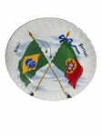 Armindo & Gaspar | Primoroso prato em porcelana portuguesa representando bandeiras de Brasil e  Portugal — produzido em Ílhavo, no distrito de Aveiro, uma região com muita história na fabricação de porcelanas em Portugal. Peça de alta qualidade e valor hi