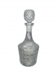Belíssima garrafa licoreira em vidro espesso com primorosa decoração em relevo e tampa original — peça decorativa de grande presença e elegância. Marcas do tempo. -dim- 29cm A.