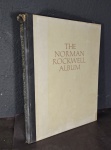 Norman Rockwell | `The Norman Rockwell Album` de 1961 — primorosa obra de arte com reproduções do mais amado ilustrador americano,1 edição em capa dura da Doubleday, Nova Iorque.. Marcas do tempo. -dim- 28x36cm.