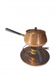 Conjunto para fondue composto por panela produzida em cobre, acompanha fogareiro e prato base, ótimo para  recepções e jantares especiais. Marcas do tempo. -dim- prato 24cm D / conjunto 24cm A.