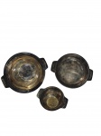 Lote composto por trio de tigelas banhadas em prata em tamanhos variados, ideais para servir à mesa com requinte.precisam de limpeza. Marcas do tempo. -dim- 24cm D (maior) / 12cm D (menor).